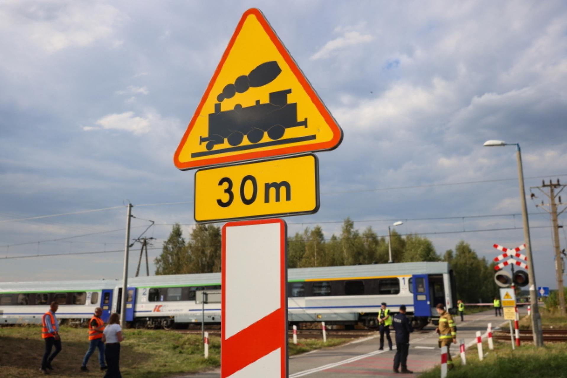 Utknąłeś między rogatkami? Ekspert tłumaczy, jak bezpiecznie opuścić przejazd kolejowy