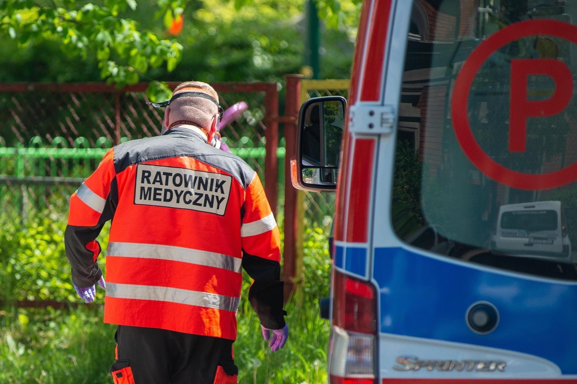 Zderzenie dwóch samochodów w Jelnej powiecie sądeckim. Utrudnienia także na A4 w Krakowie