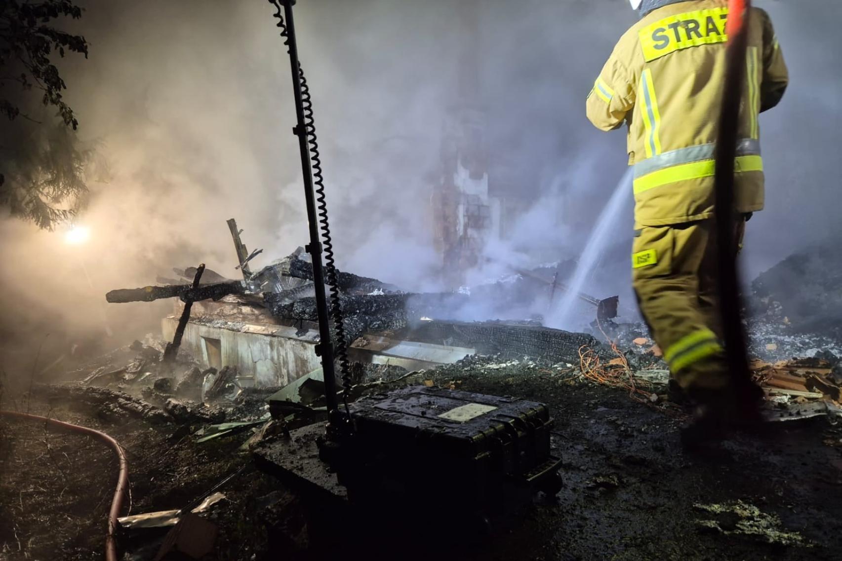 Pożar drewnianego domu w gminie Wojnicz. Strażacy dojeżdżali quadami