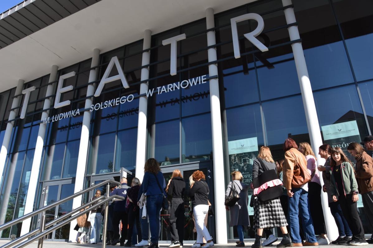 Tłumy przed teatrem w Tarnowie. Trwa casting do "Nocy i Dni"