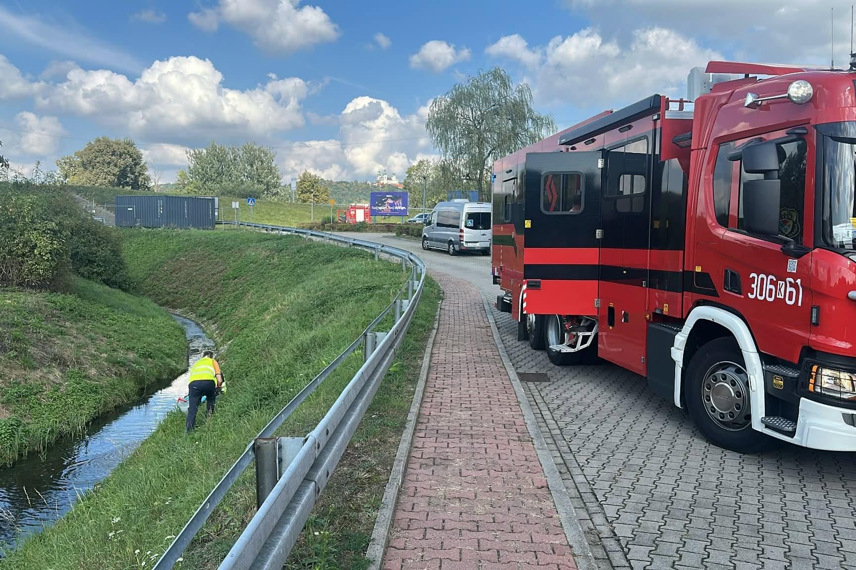 Działania służb na starorzeczu Wisły. Fot. PSP Kraków