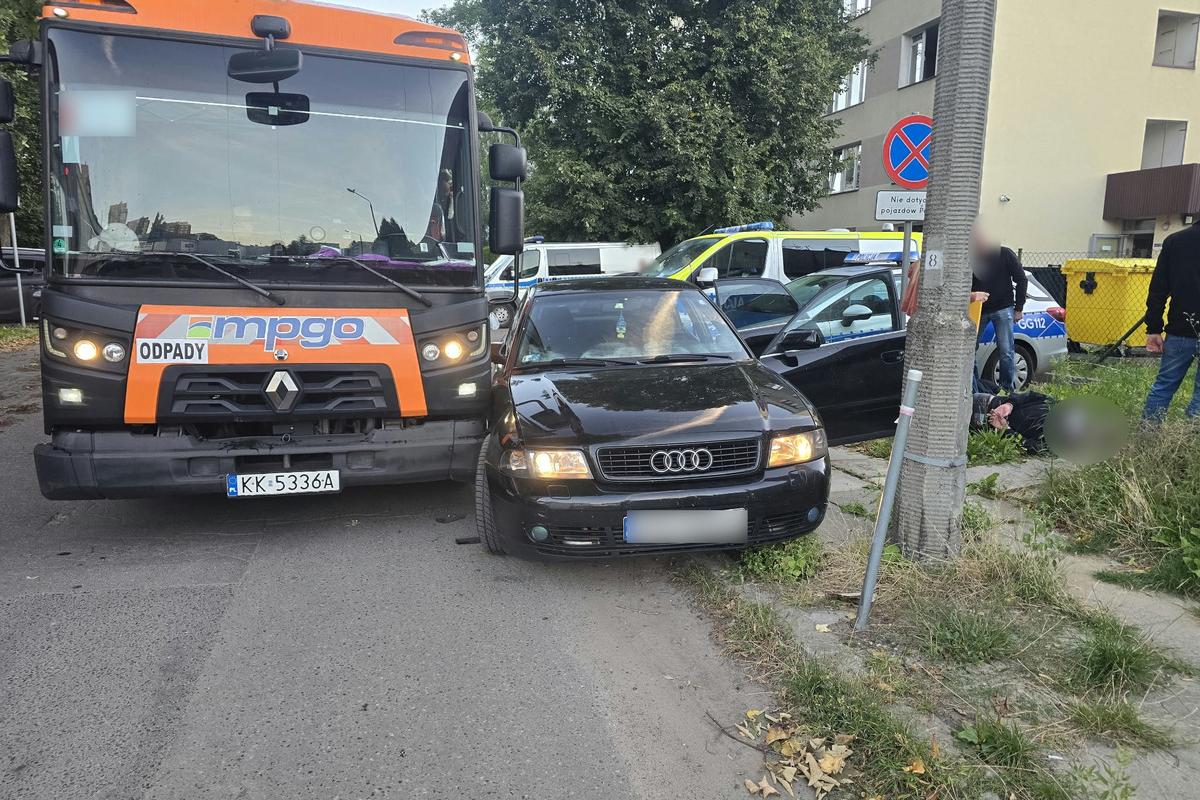 Audi, którym 19-latek próbował odjechać, a po chwili zderzył się z pojazdem MPO. Kierowca był pod wpływem alkoholu i narkotyków. Fot. mat. prasowe małopolskiej policji