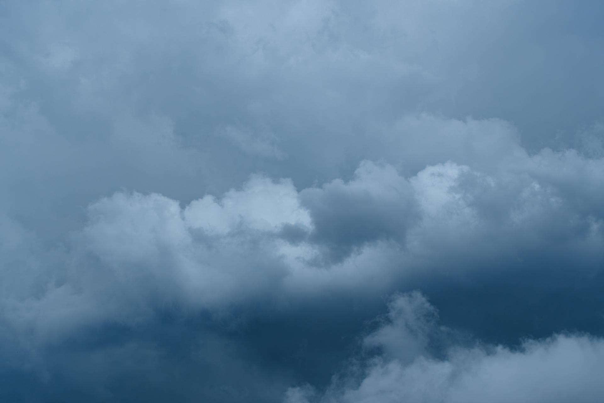 Deszcz, silny wiatr, a w Tatrach śnieg. Chłodny poniedziałek w Małopolsce