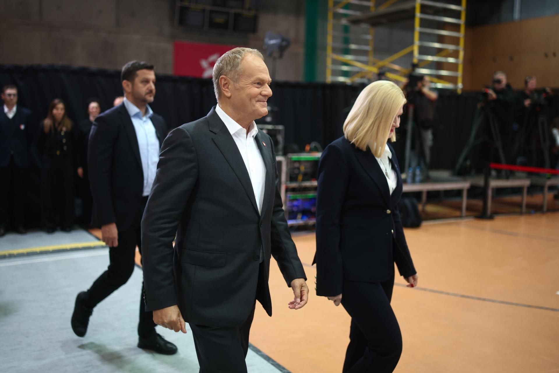 Donald Tusk w Krakowie wsparł Monikę Piątkowską. "Być ambitnym prezydentem ambitnego miasta to robota dla herosa"