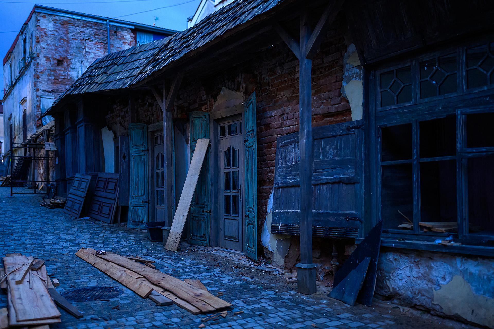 Tarnów gra w ?Nocach i dniach?. Filmowa scenografia może zostać w mieście na dłużej