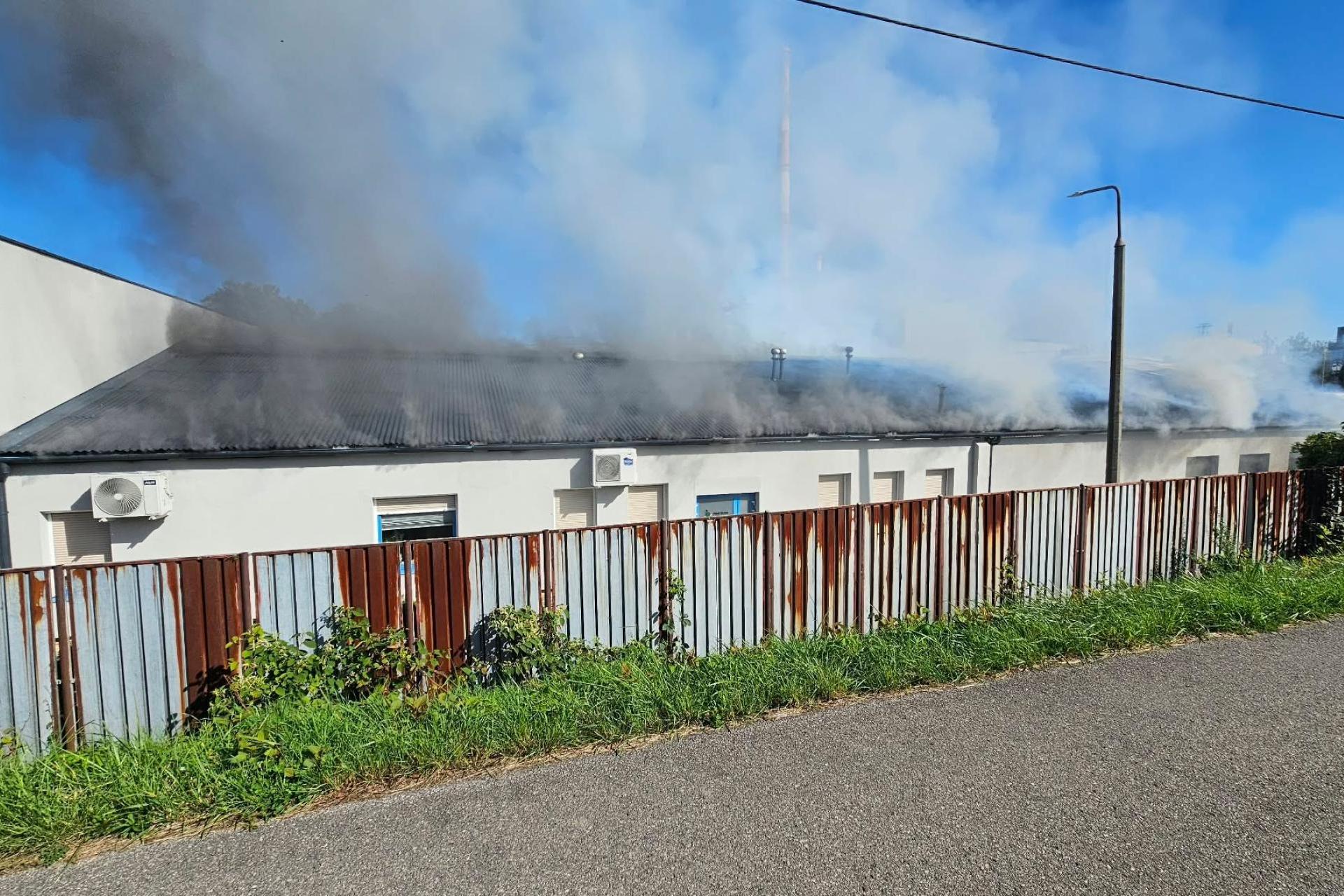 Pożar hali w Nowej Hucie. W środku składowane są środki do dezynfekcji