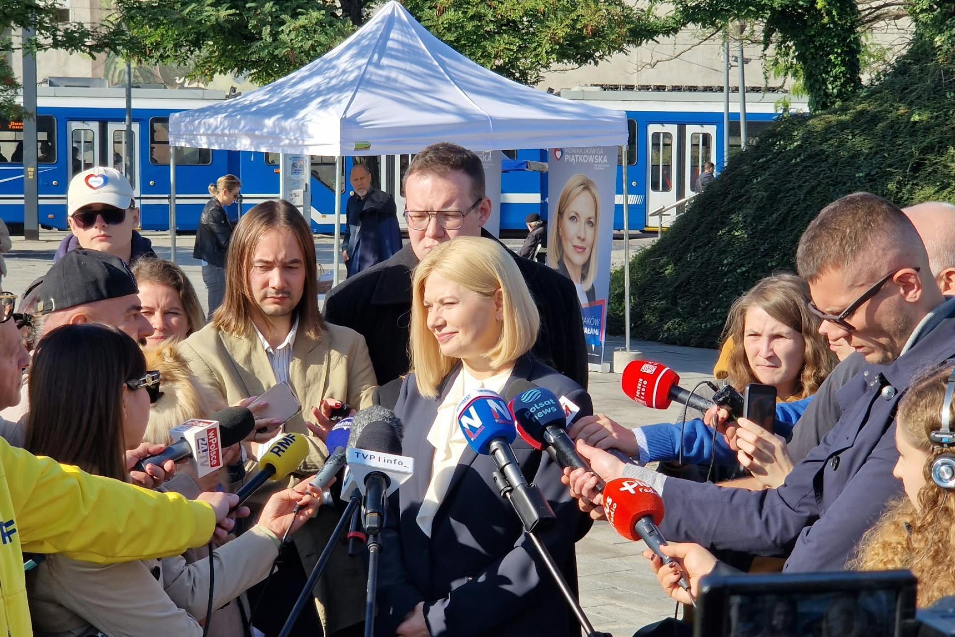 Gibała i Piątkowska ruszyli do drugiej tury. Oboje zaczęli od ronda Mogilskiego