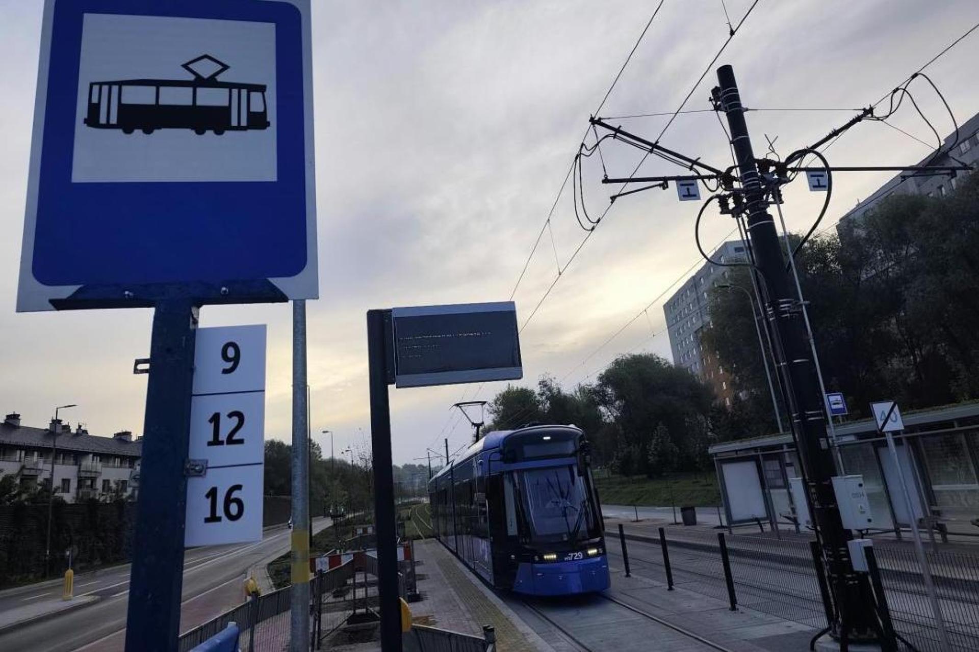 Nowa linia do Mistrzejowic już z problemami. Trzy zatrzymania tramwajów