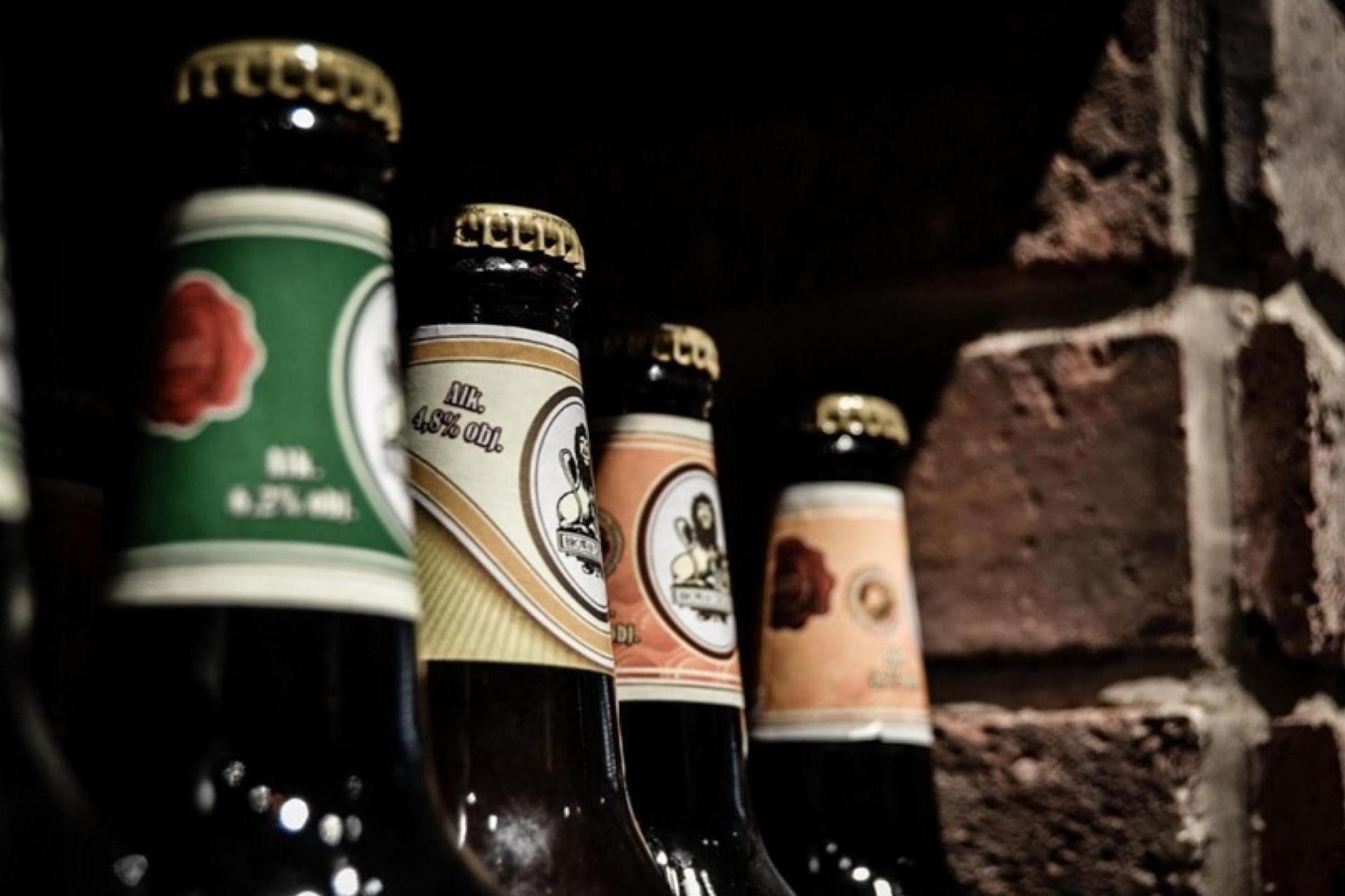 Nastolatki piły piwo przed sklepem w Brzeszczach. Dwie miały ponad promil alkoholu