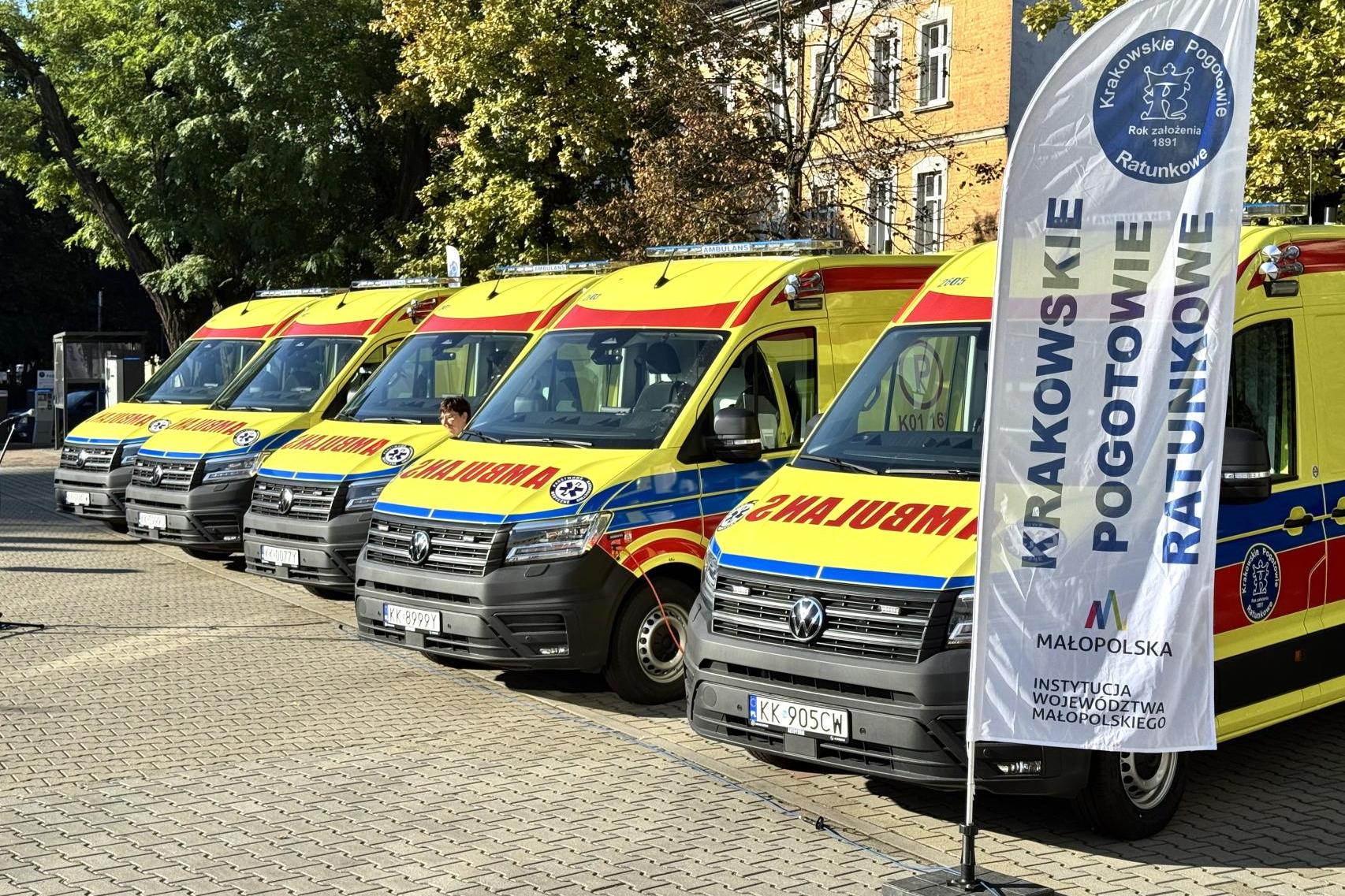 Pięć nowych karetek dla Krakowskiego Pogotowia Ratunkowego. Kosztowały ponad 2,3 mln zł