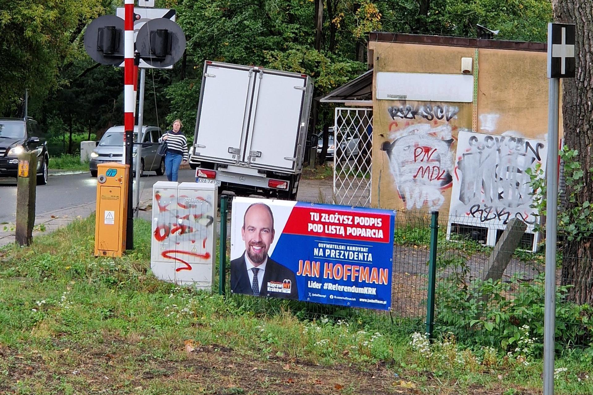 Apel o usunięcie nielegalnych plakatów wyborczych w Krakowie. Mają zniknąć do poniedziałku