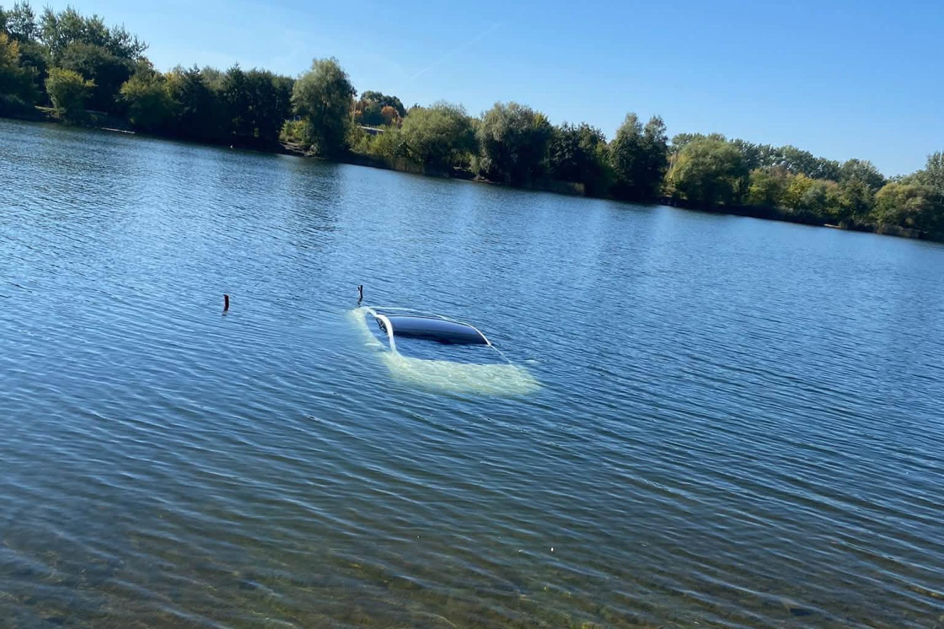 Elektryzująca akcja na Bagrach - Tesla wpadła do zalewu