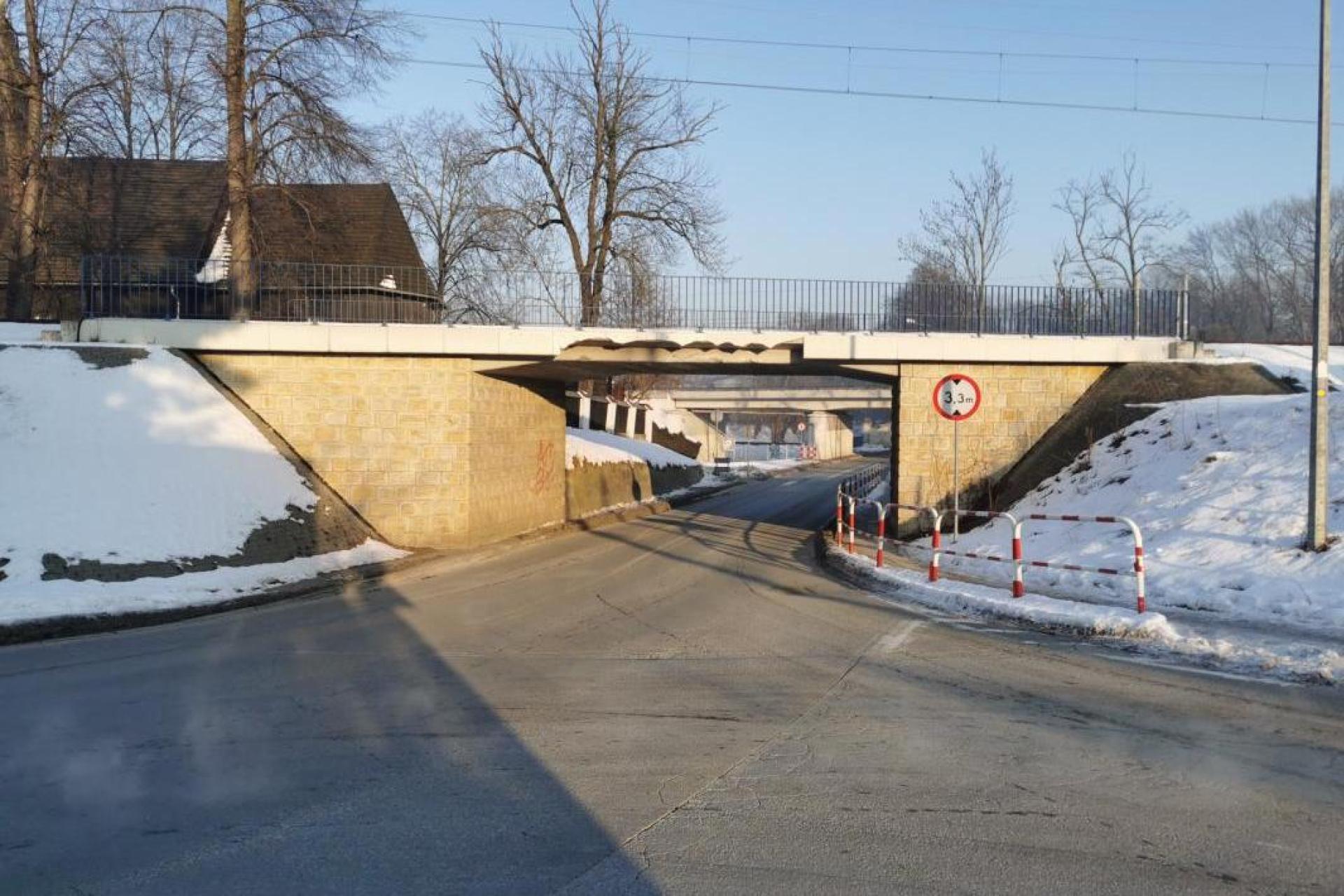 Koniec z ciężarówkami zakleszczonymi pod wiaduktem? Tarnów stawia nowe znaki