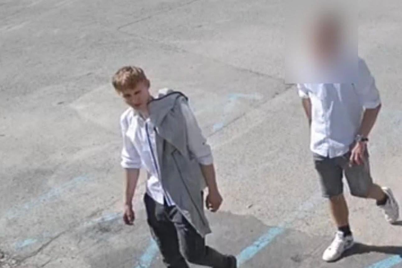 Włamał się do automatu i ukradł tysiąc złotych. Policja publikuje wizerunek podejrzanego