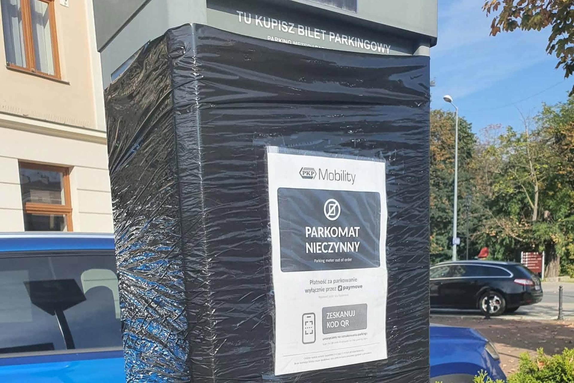 Parkomaty zaklejone czarną taśmą. Zamieszanie przed dworcem w Tarnowie