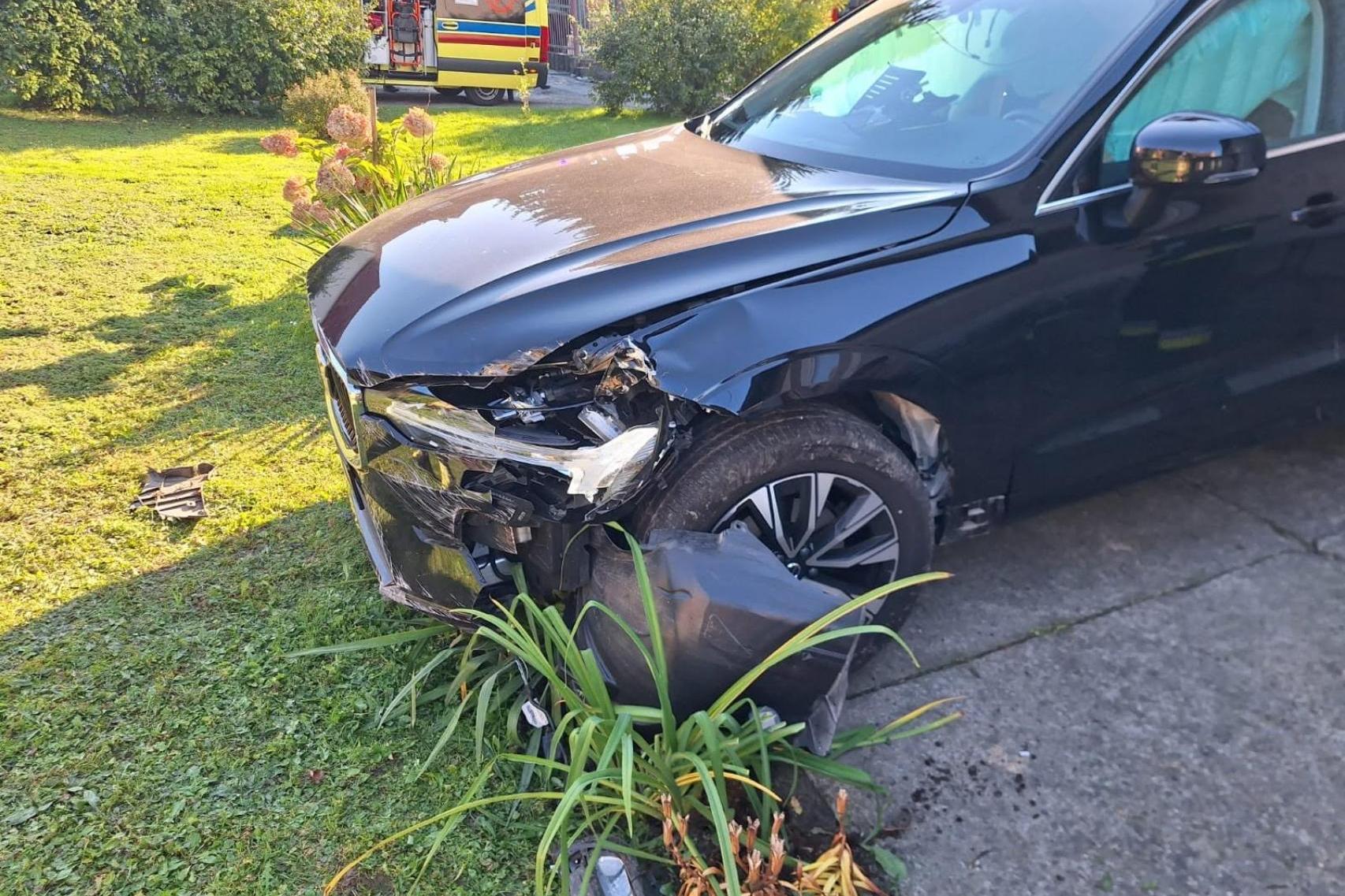Najpierw uderzyła w dom, potem w drzewo. Nietypowy wypadek przed szkołą w Kąśnej Dolnej