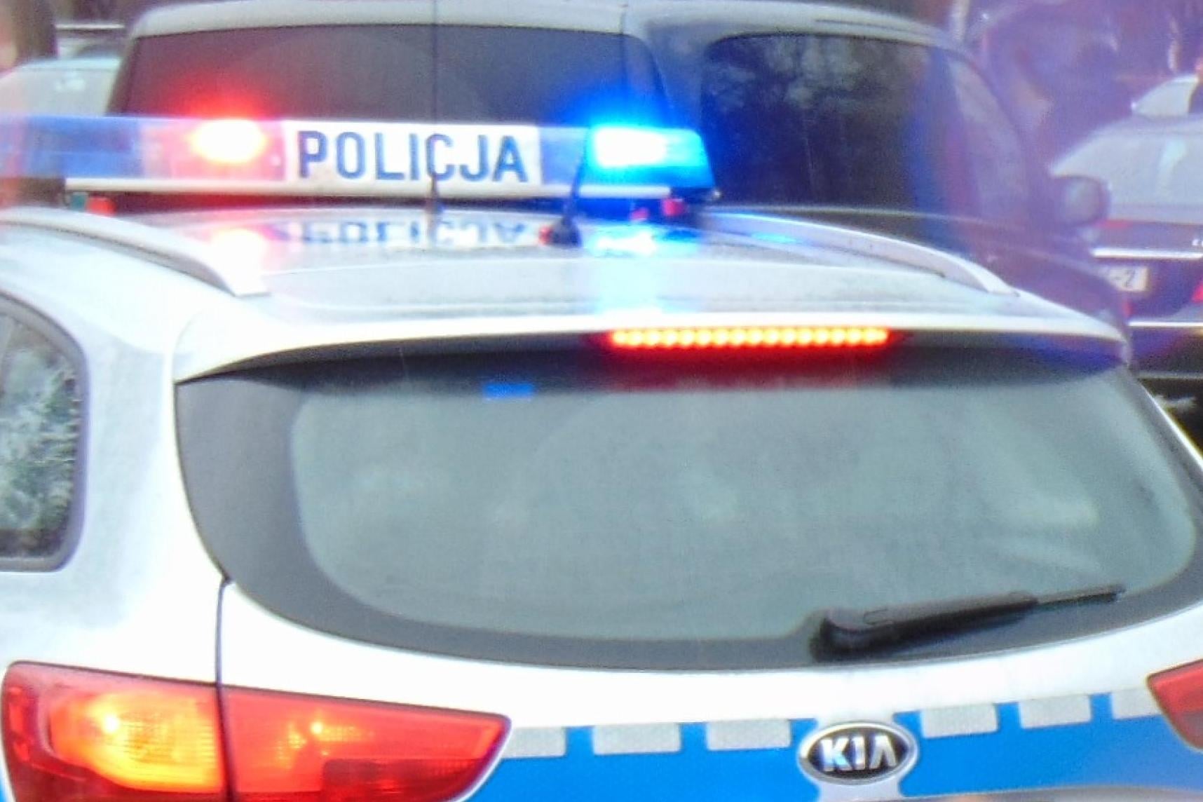 Sceny jak z filmu akcji na Podhalu. Kobieta SUV-em staranowała auta i wjechała w stacje paliw