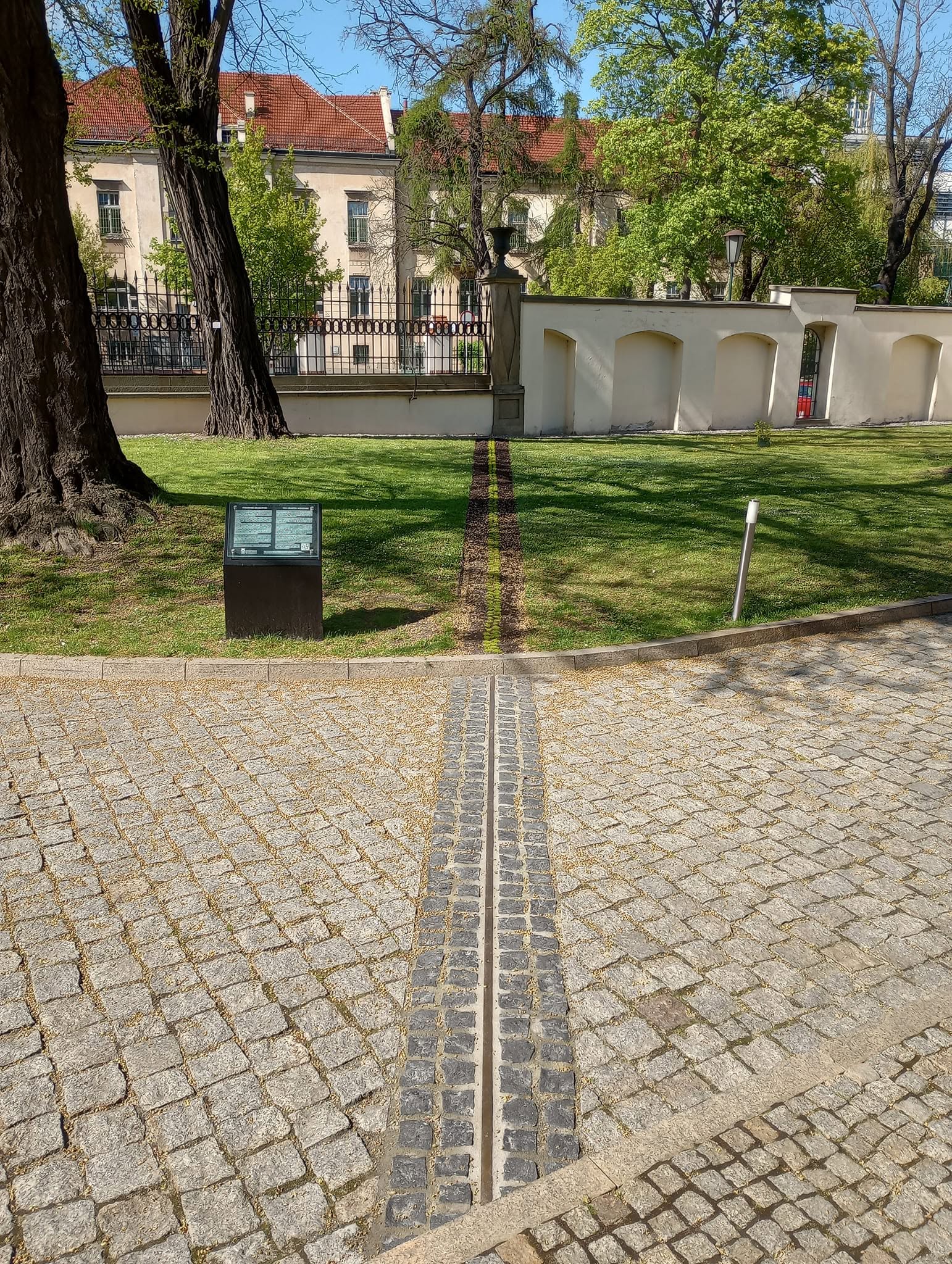 Krakowski południk zerowy przy ul. Kopernika. Fot. Mariusz Meus, 