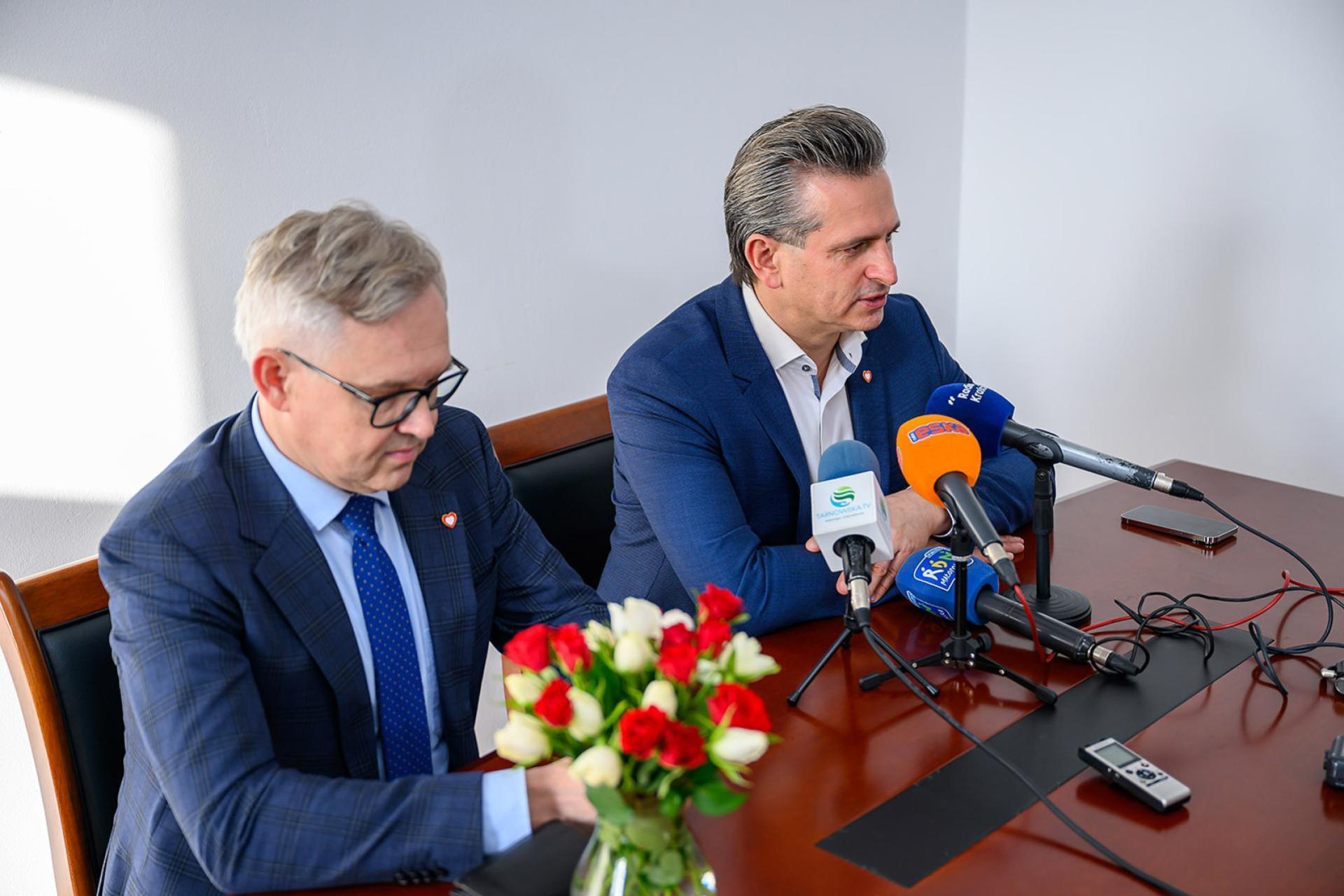 Poseł KO jechał rowerem bez świateł. Policjanci wyczuli alkohol, parlamentarzysta powołał się na immunitet