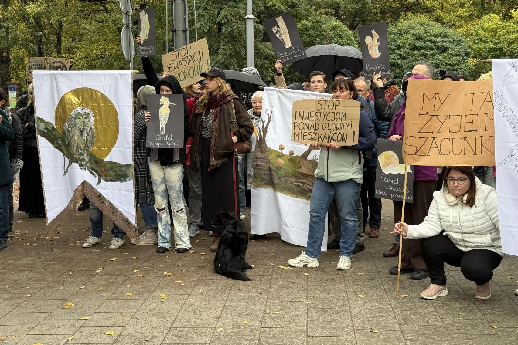 Burzliwa inauguracja roku akademickiego na UKEN. Mieszkańcy protestują przeciwko strzelnicy