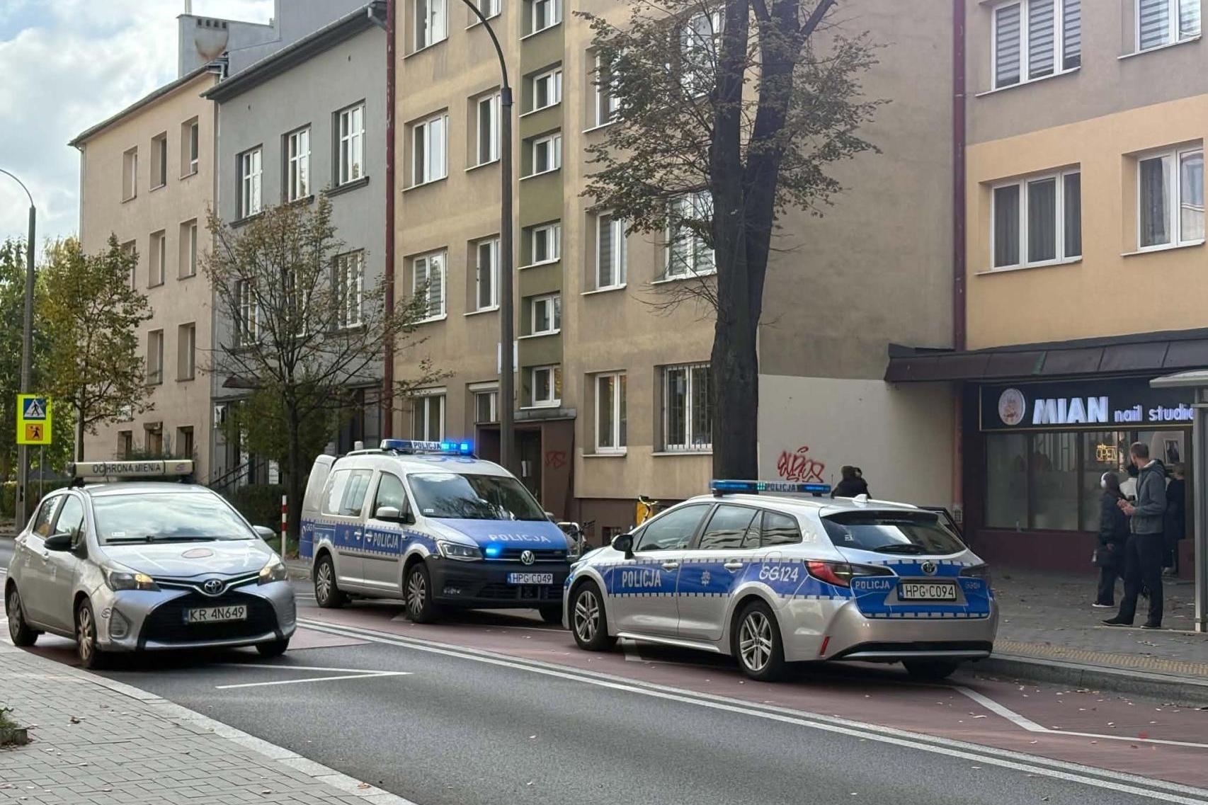 Dramatyczne sceny w krakowskim salonie kosmetycznym. Kobieta zaatakowana drewnianą listwą