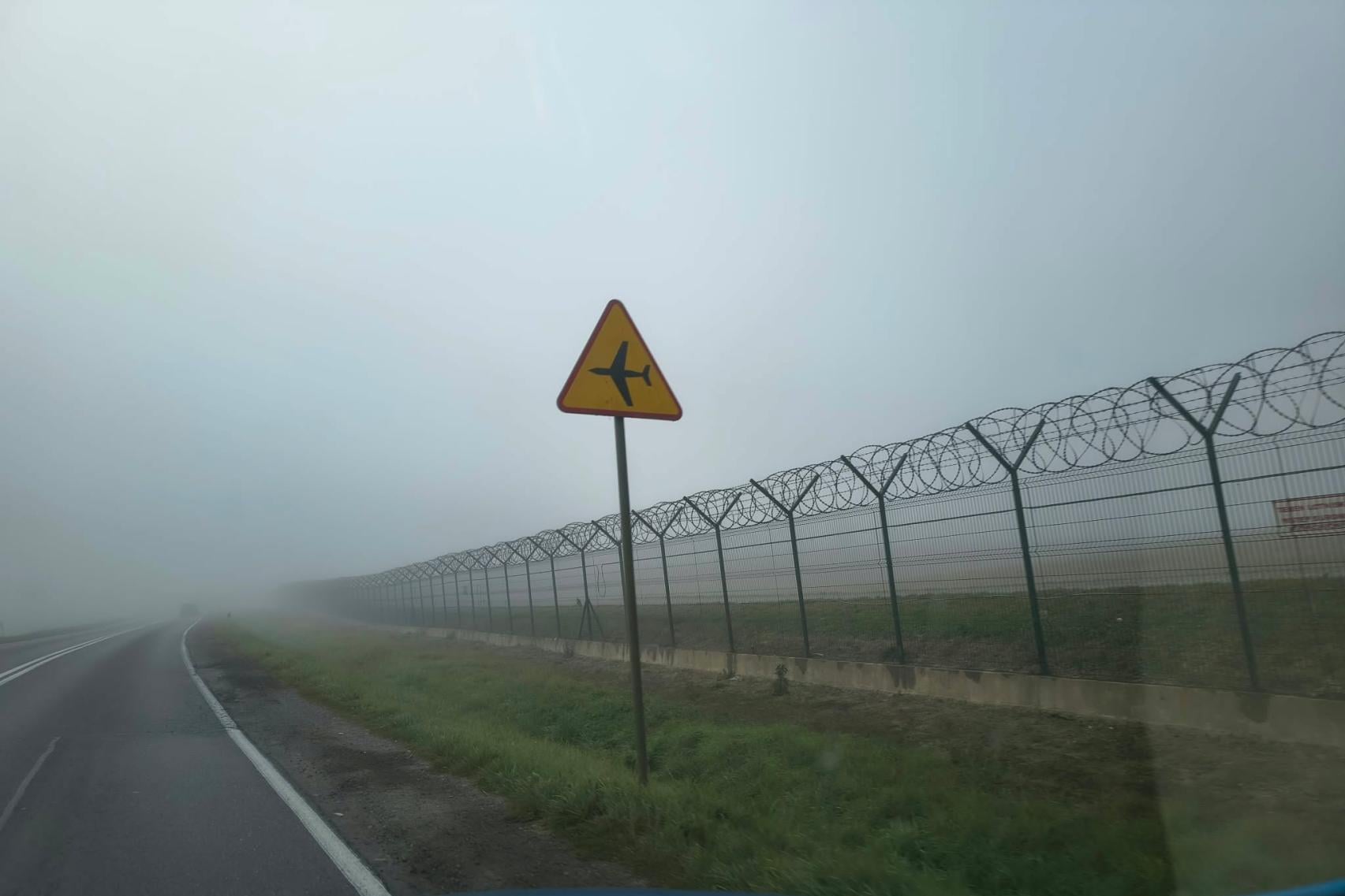 Mgła sparaliżowała lotnisko w Krakowie. Wstrzymane starty i lądowania, samoloty przekierowane do Katowic