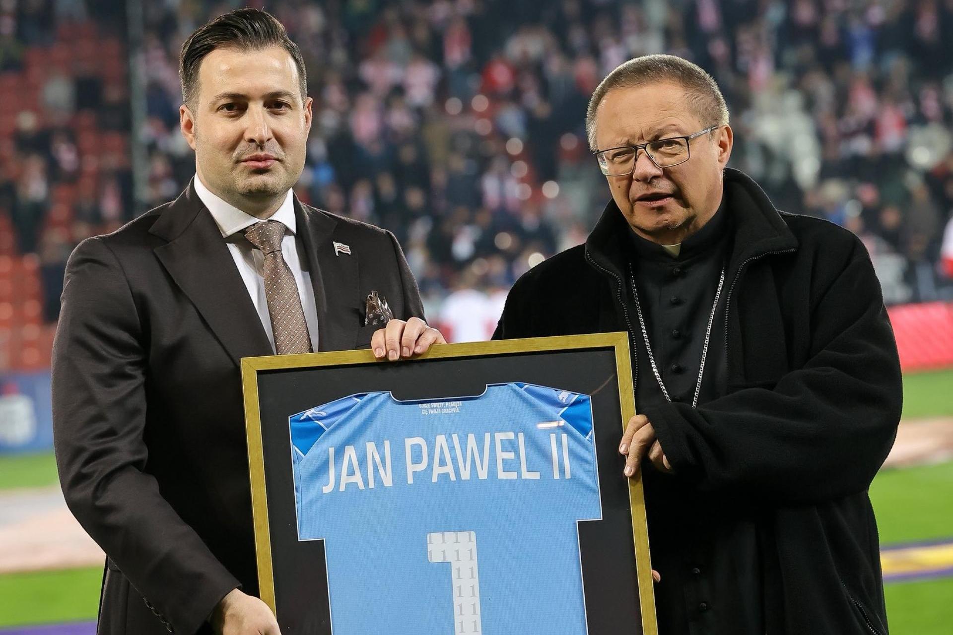 Wyjątkowa koszulka Cracovii dla kardynała Grzegorza Rysia. Upamiętnia Jana Pawła II