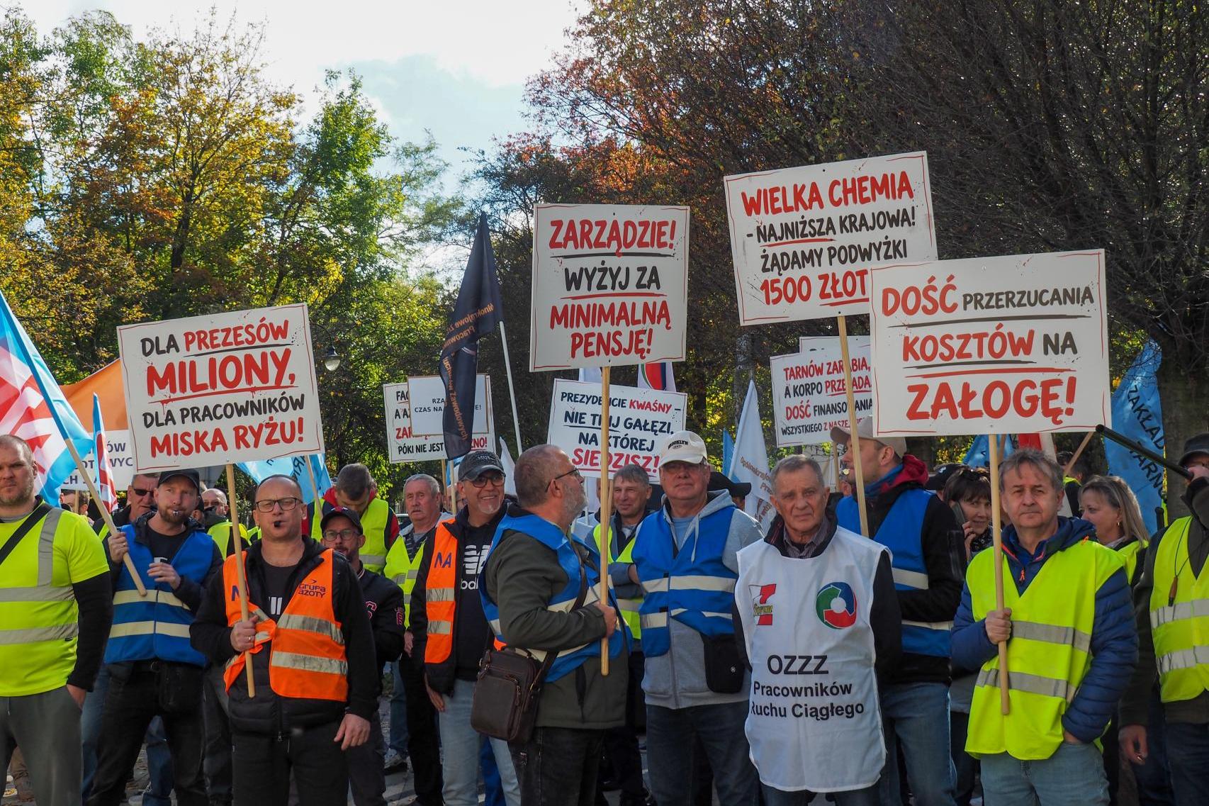 Taczki przed siedzibą Azotów. Związkowcy ostrzegają przed strajkiem