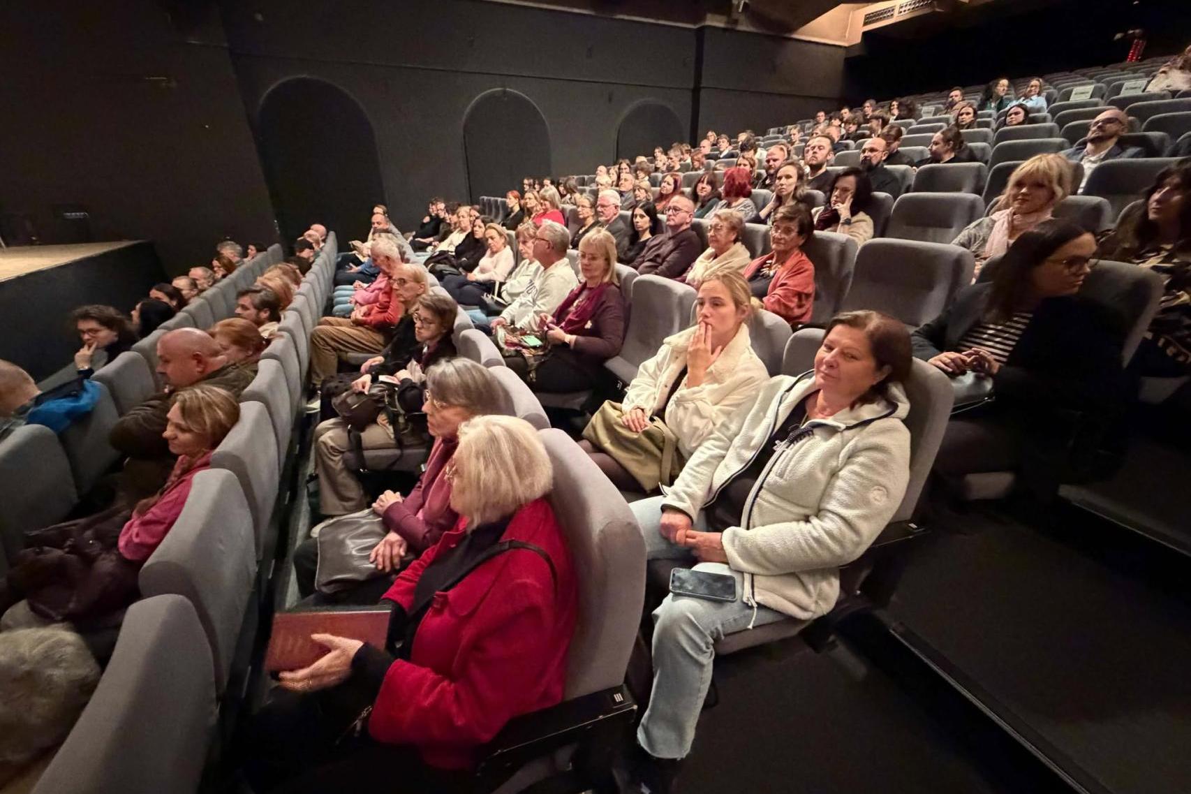 Premiera słuchowiska "Dziady" w Narodowym Starym Teatrze. Publiczność licznie przybyła