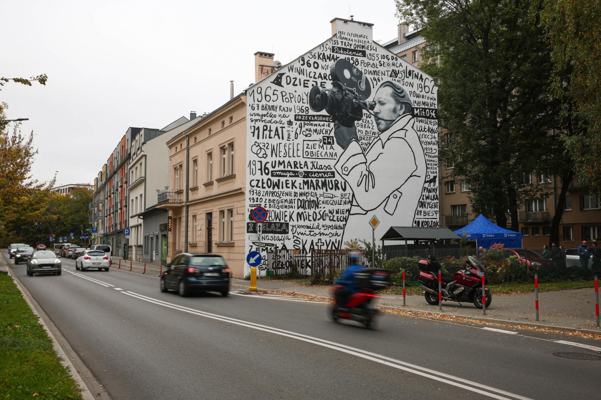 Mural Andrzeja Wajdy w Krakowie odsłonięty. Stanęły też pamiątkowe ławki na Plantach