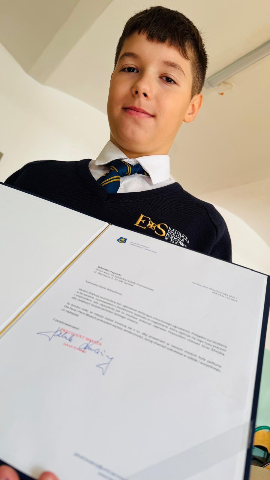 13-letni Sebastian Paprocki, uczeń VII klasy Katolickiej Szkoły Podstawowej w Tarnowie, postanowił interweniować w sprawie zniszczonego ogrodzenia placu zabaw