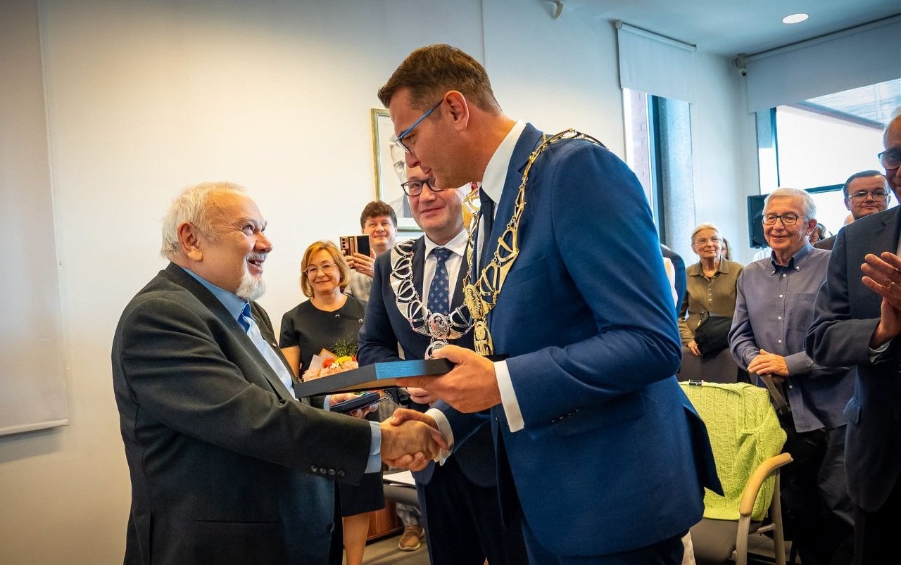 Burmistrz JAROSŁAW SZLACHETKA i Przewodniczący Rady Miejskiej MIROSŁAW FITA wraz z prof. RYSZARDEM TADEUSIEWICZEM (fot. Urząd Miasta i Gminy Myślenice) 