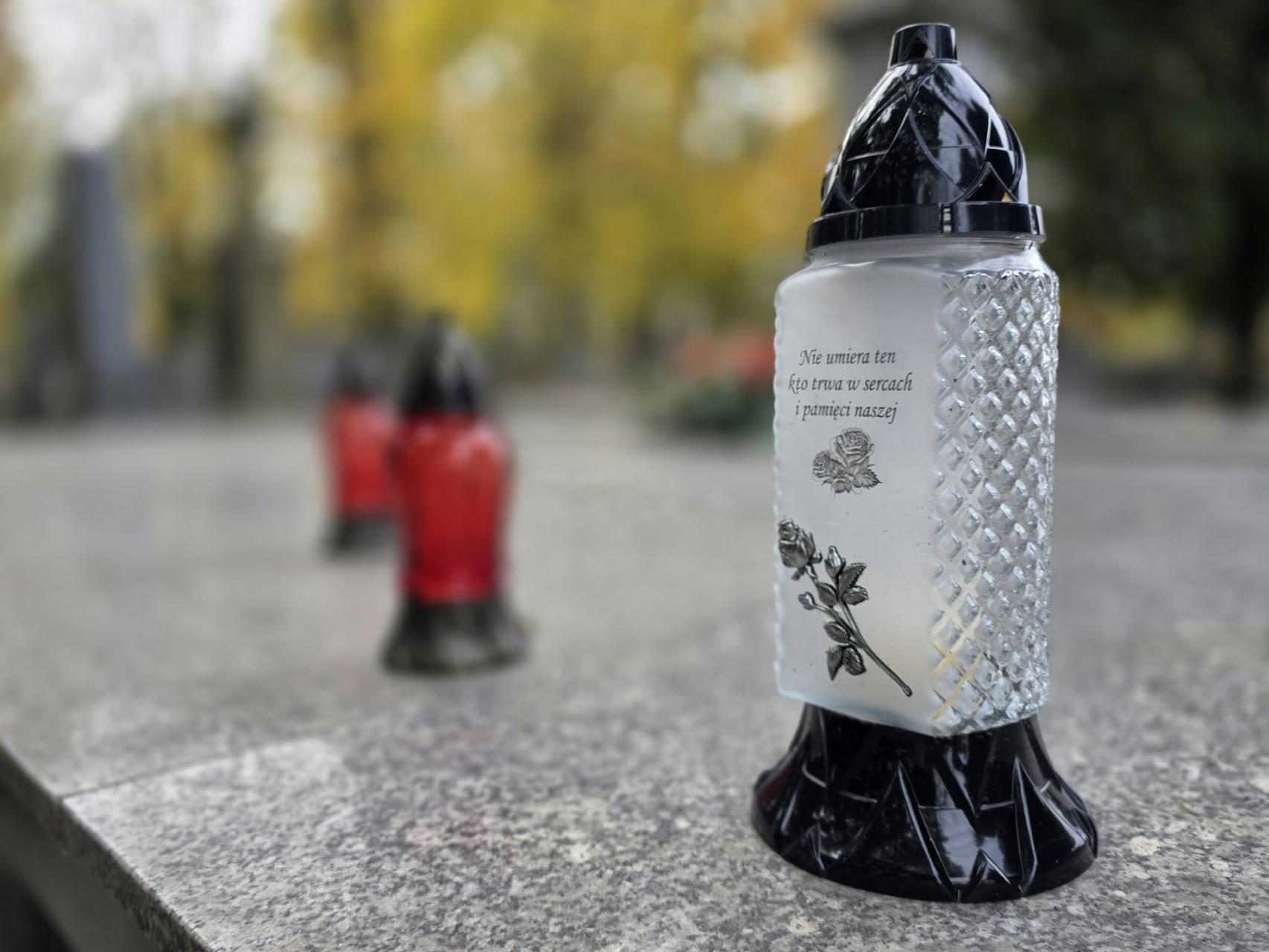 Wiaderka, miotły i grabie. Na cmentarzach w Małopolsce coraz większy ruch