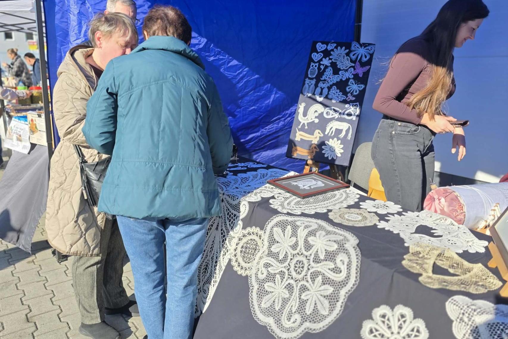 Tłumy na Targu Regionalnym w Tarnowie. Bohaterką jest Bobowa